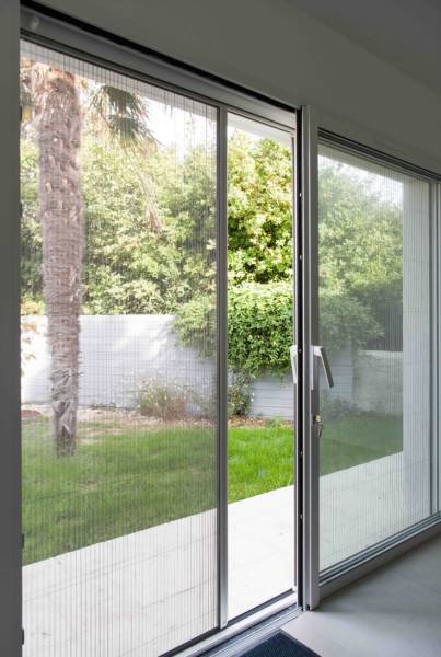 Installation de moustiquaire plissée Cranbade sur une baie vitrée à Avignon – pose sur mesure Lunaisolation