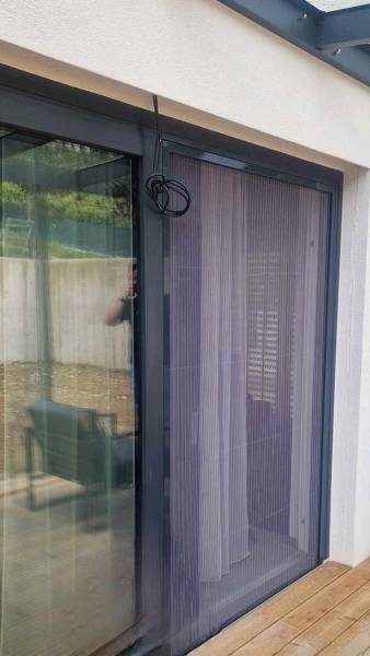 Pose d’une moustiquaire coulissante Cranbade sur porte-fenêtre alu à Carpentras – solution élégante par Lunaisolation