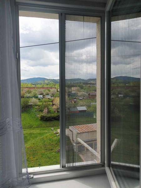 Installation d’une moustiquaire enroulable Cranbade dans une chambre d’enfant à Carpentras par Lunaisolation, spécialiste en menuiserie sur mesure dans le Vaucluse