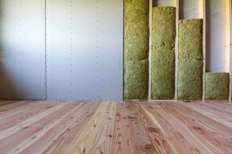 Soufflage de ouate de cellulose pour l’isolation des combles perdus dans une maison à Orange, solution écologique et performante