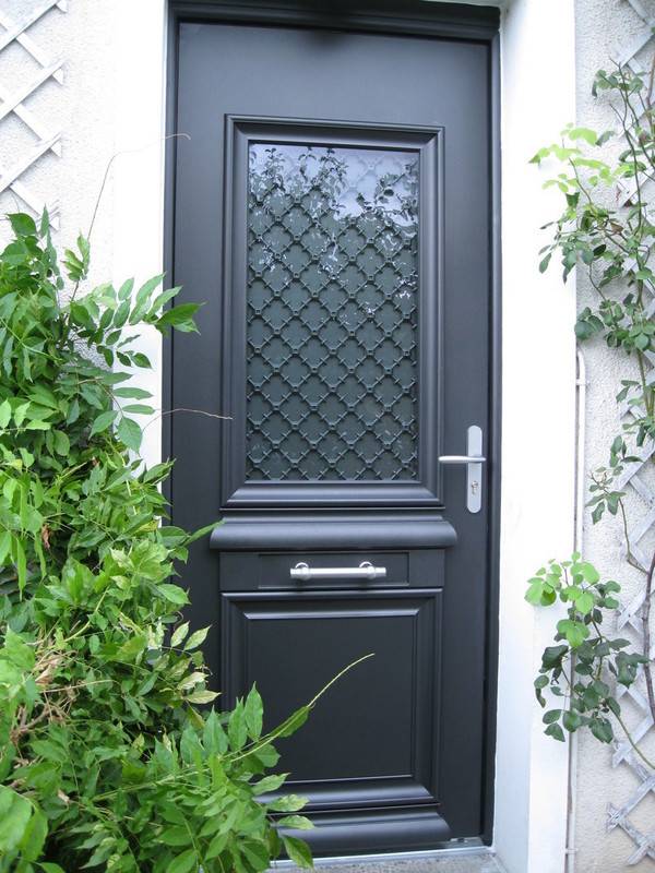 Porte d’entrée vitrée moderne sur villa à Nyons dans la Drôme