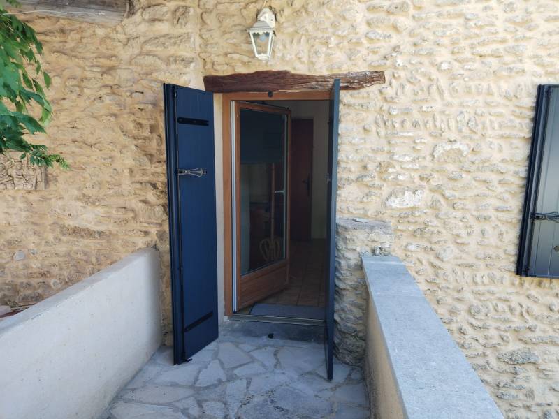 Intérieur ombragé et frais grâce aux volets battants isolés