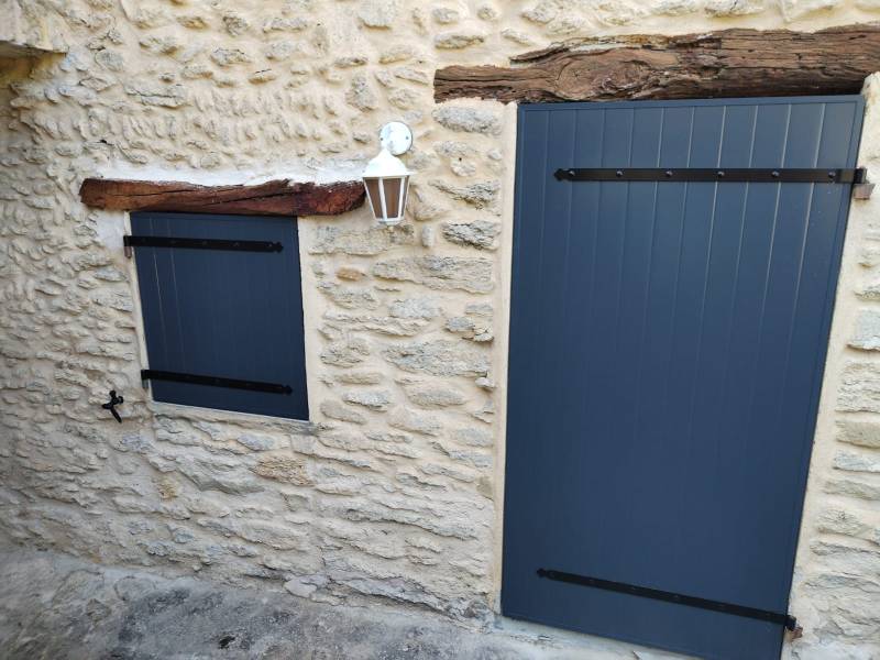 Détail des pentures aluminium assorties sur volet battant thermolaqué