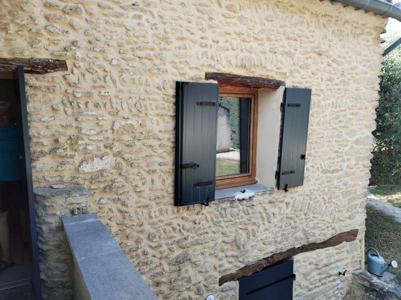 Pose en rénovation respectant l’encadrement d’origine en pierre du Vaucluse