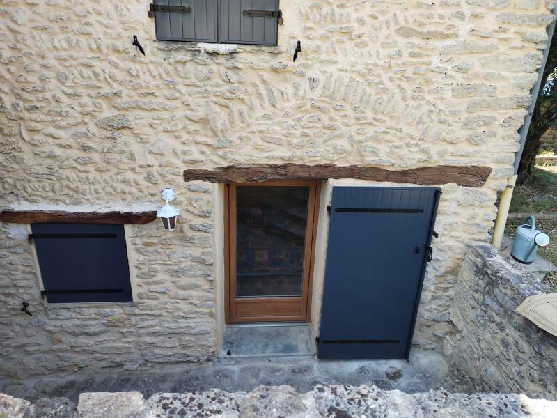 Vue extérieure du mas provençal rénové avec volets aluminium sur mesure
