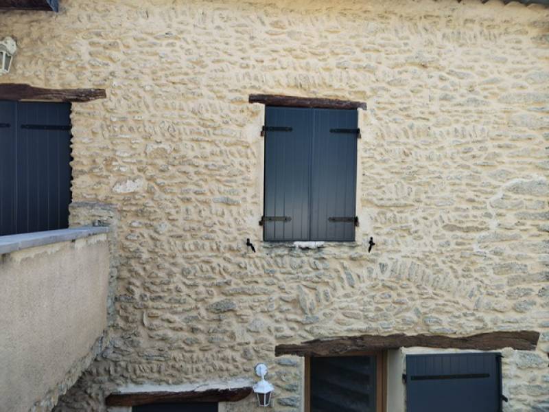 Avant / après rénovation des volets sur un mas ancien à Entrechaux