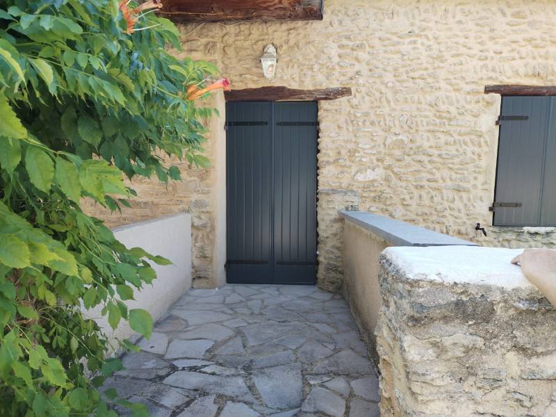 Chantier en cours de pose avec volets aluminium fabriqués par Atlantem