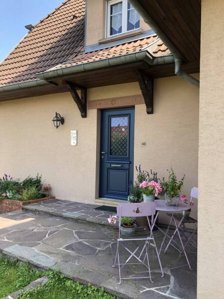 Porte d’entrée PVC sur mesure à haute isolation thermique installée dans une maison familiale à Orange par Lunaisolation.