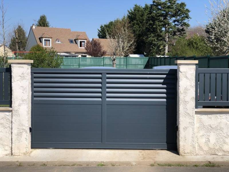 Portail aluminium battant sur mesure installé à Avignon, design contemporain, motorisation Somfy et finitions haut de gamme.