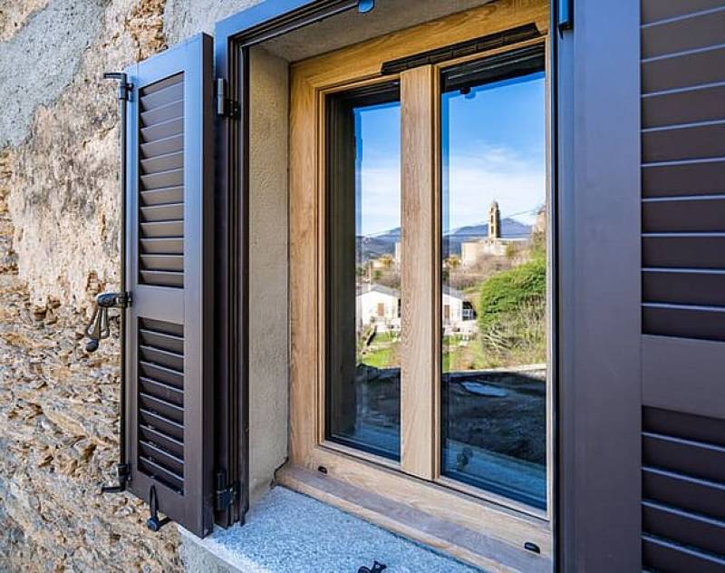 Baie vitrée aluminium coulissante grise sur maison moderne à Orange — lumière et isolation réunies.