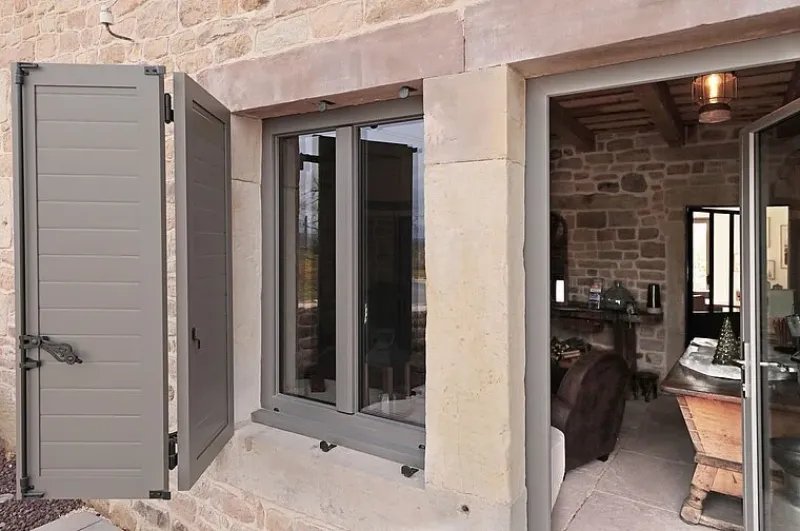 Porte d’entrée aluminium noire 5 points installée sur maison provençale à Carpentras — sécurité et design.