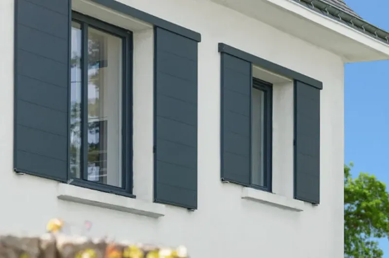 Volets roulants motorisés sur fenêtres PVC posés dans une villa contemporaine à Carpentras, par Lunaisolation