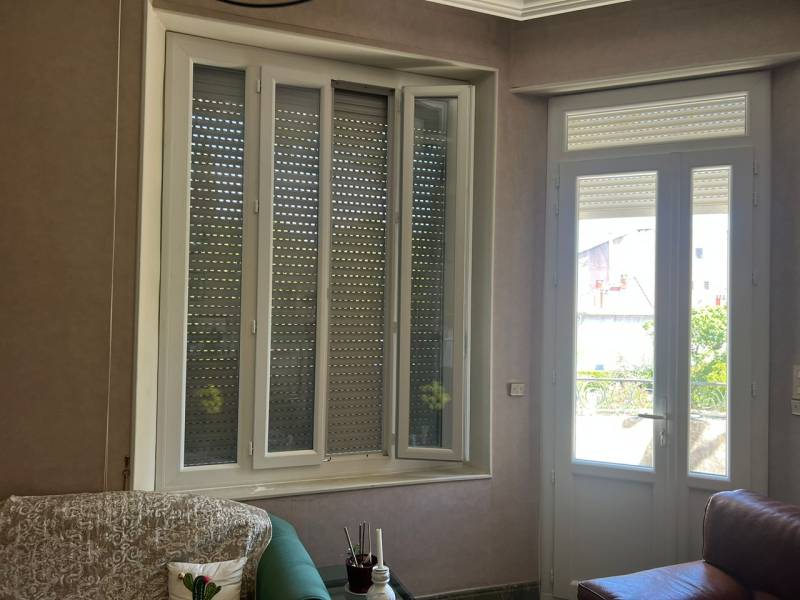 Portail aluminium battant sur mesure à Montélimar avec motorisation Somfy par Lunaisolation