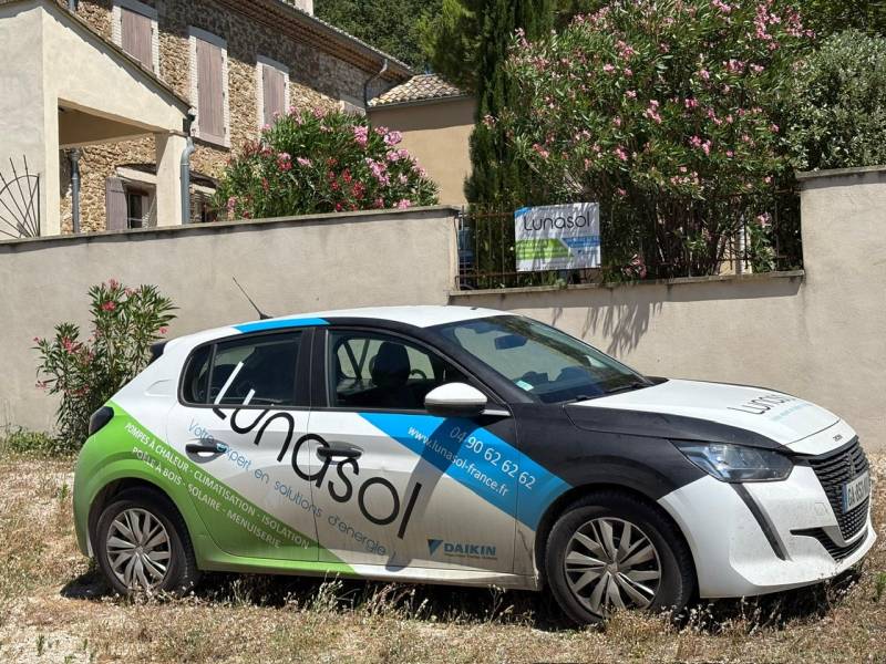 Moustiquaire discrète et résistante posée sur fenêtre oscillo-battante PVC à Montélimar par Lunaisolation