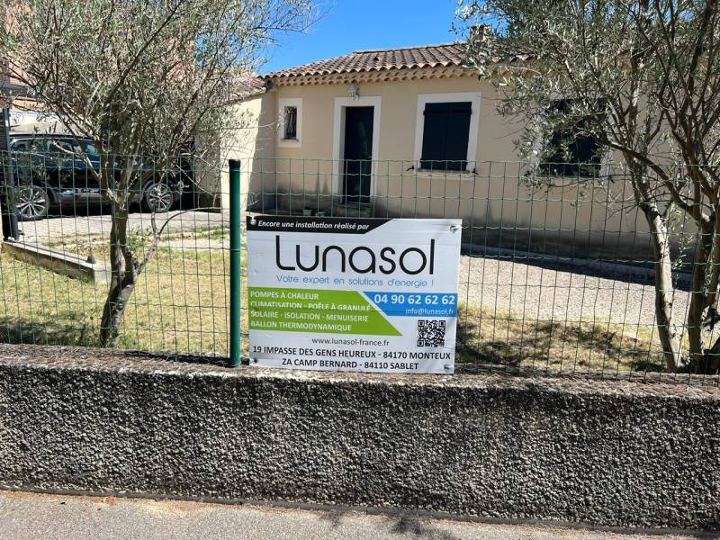 Soufflage de ouate de cellulose dans des combles perdus à Carpentras par Lunaisolation, expert en isolation thermique dans le Vaucluse