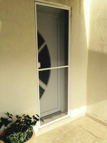 Moustiquaire battante posée sur porte d’entrée en aluminium à Montélimar (26200)