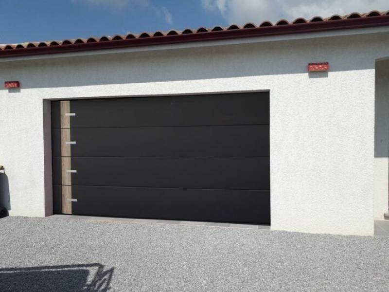 Volets roulants motorisés Somfy installés sur une villa moderne à Montélimar par Lunaisolation.