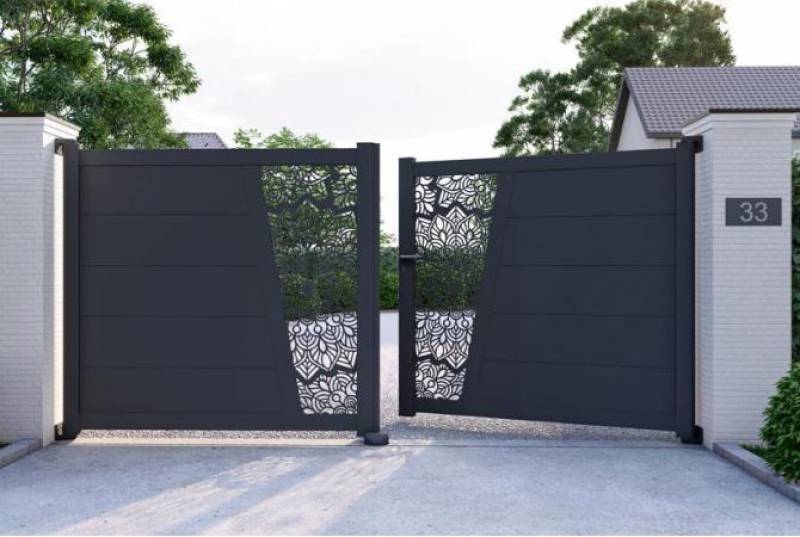 Portail aluminium battant motorisé Somfy installé sur une maison à Orange, design personnalisé et finitions premium