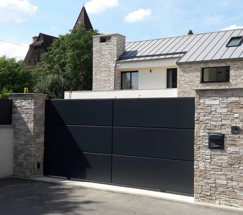 Portail coulissant aluminium sur mesure installé à Montélimar, design moderne et motorisation silencieuse Somfy