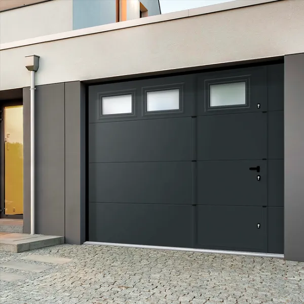 Porte enroulable aluminium motorisée sur maison à Nyons