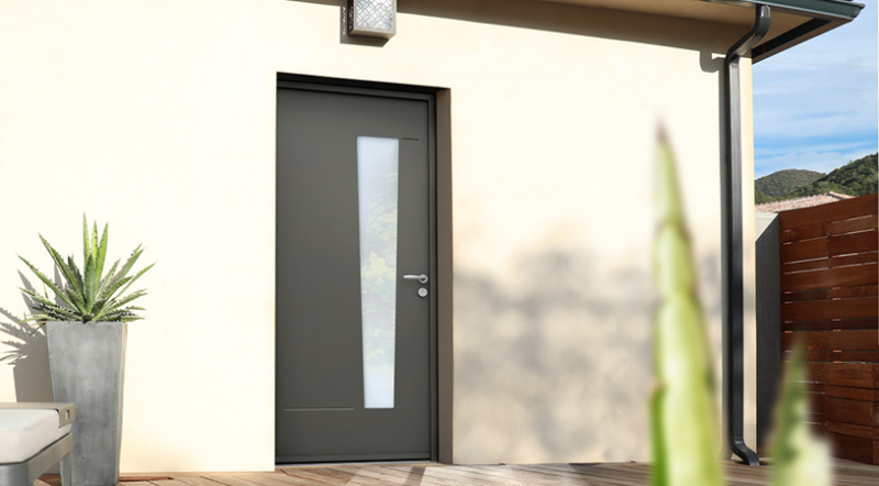 Porte alu avec motif décoratif installée à Bagnols-sur-Cèze