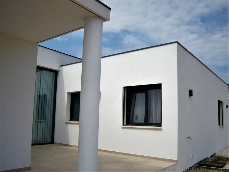 Portes-fenêtres aluminium oscillo-battantes posées dans une maison rénovée à Carpentras