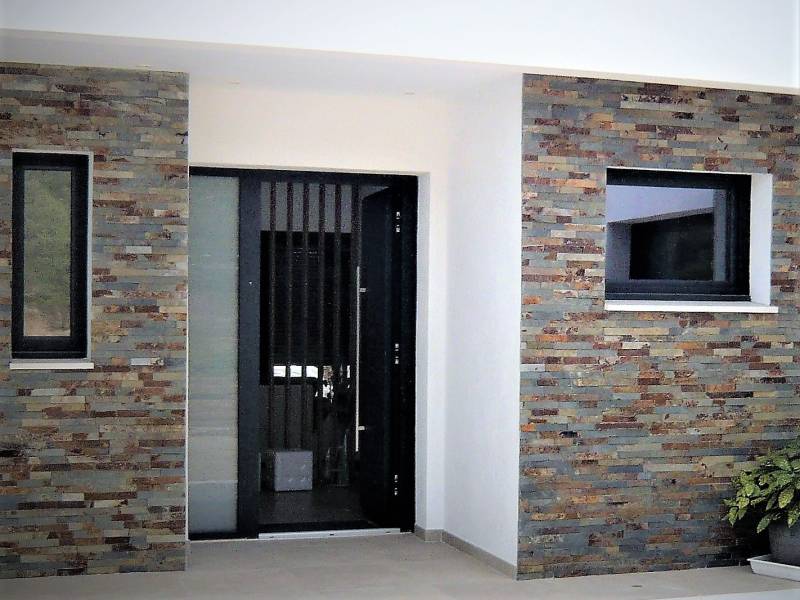 Pose de fenêtres aluminium double vitrage sur mesure dans une villa contemporaine à Montélimar