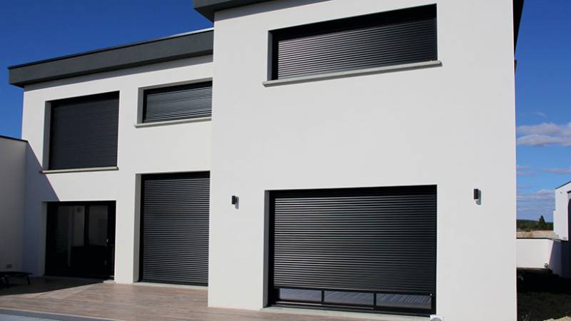 Volets roulants solaires motorisés installés sur une maison contemporaine à Montélimar, réalisés par Lunaisolation