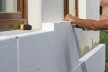Notre zone d'activité pour ce service Remplacer une porte-fenêtre deux battants en PVC avec vitrage thermique renforcé et ouverture oscillo-battante à